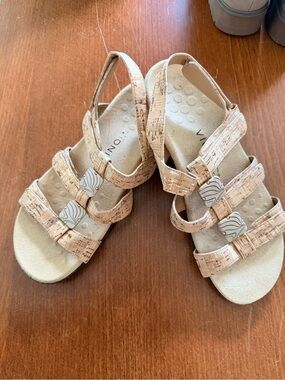 Vionic Women’s Cork-Look Tan Strappy Sandals